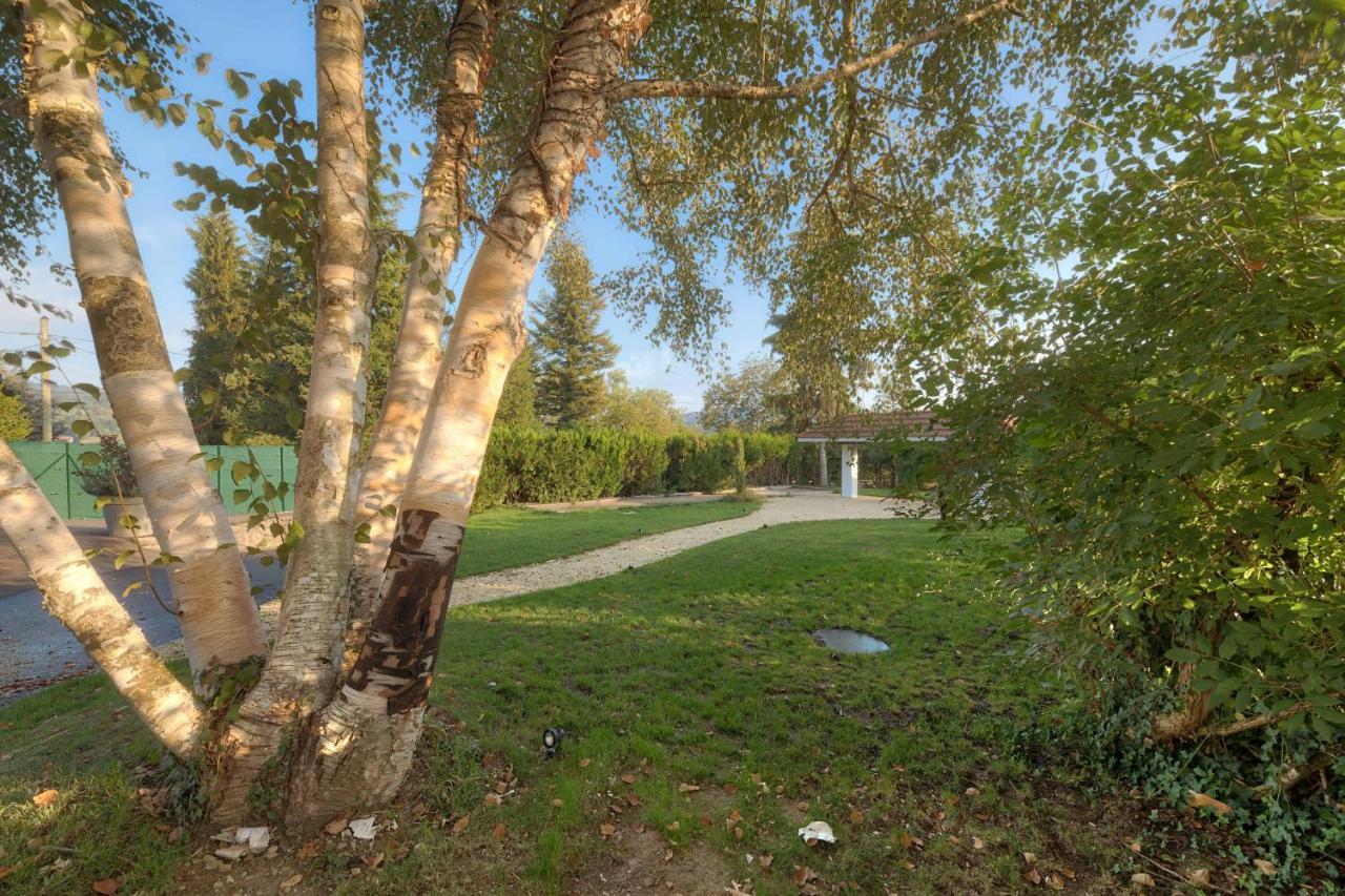Appartement Chloe Du Lac Montferrat  Bagian luar foto