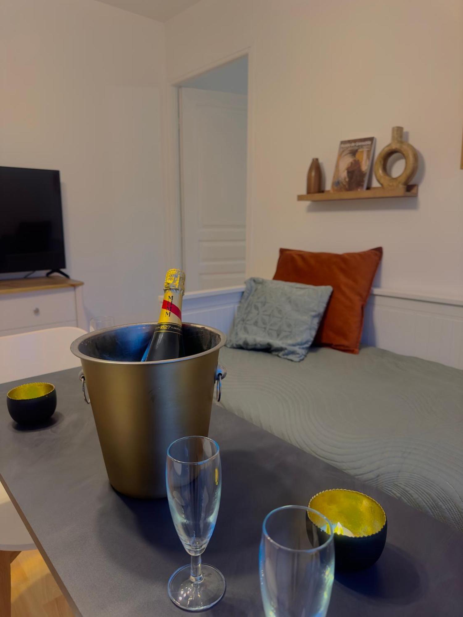 Appartement Chloe Du Lac Montferrat  Bagian luar foto