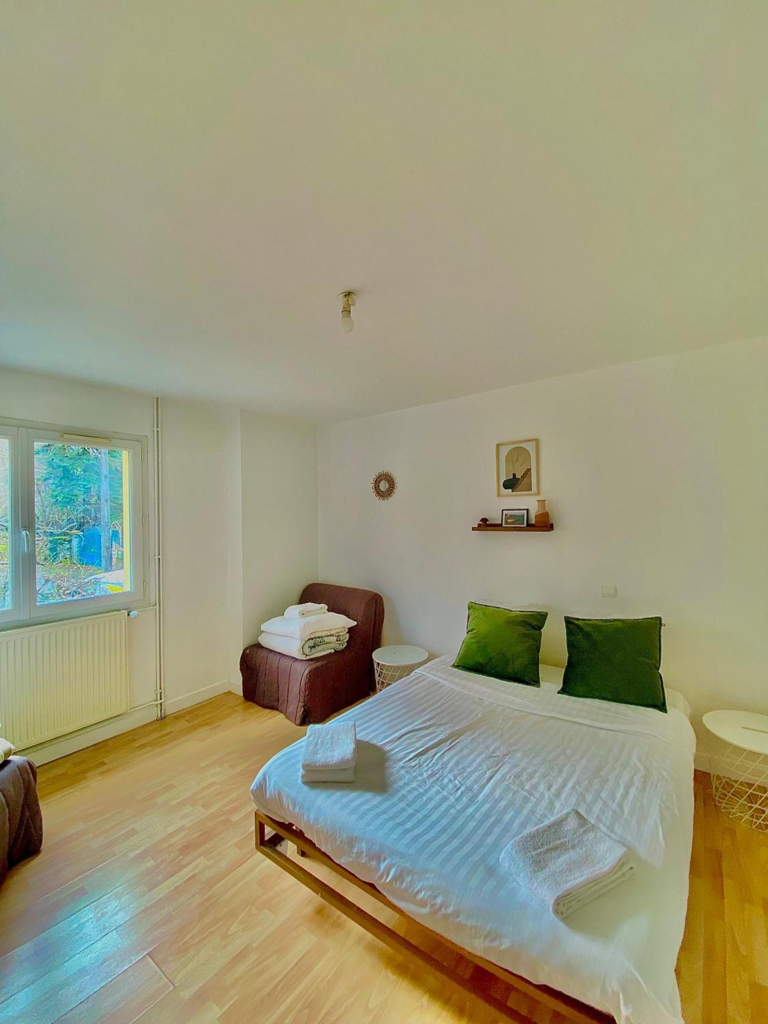 Appartement Chloe Du Lac Montferrat  Bagian luar foto