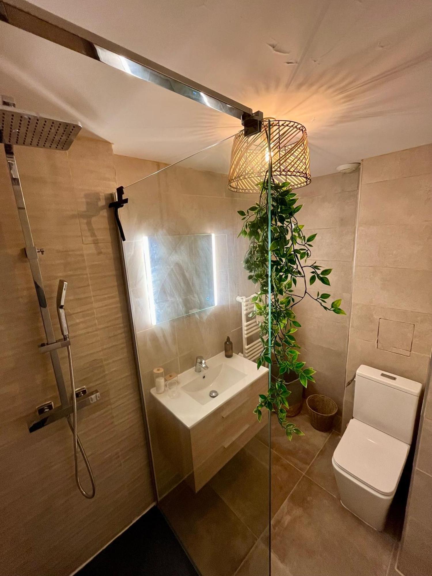 Appartement Chloe Du Lac Montferrat  Bagian luar foto