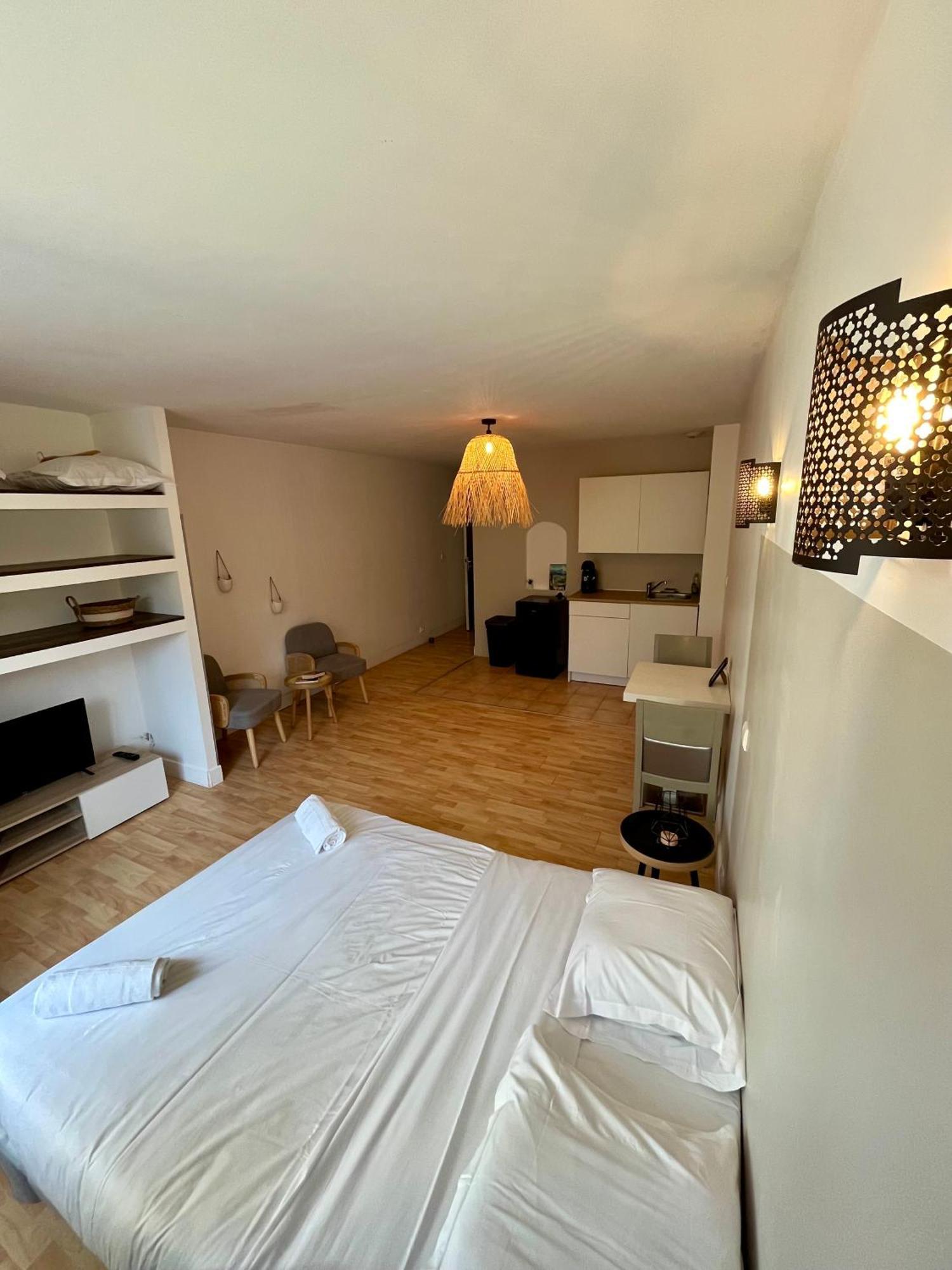 Appartement Chloe Du Lac Montferrat  Bagian luar foto